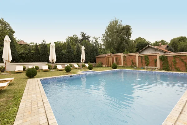 Piscine privée en face d'une station de vacances — Photo