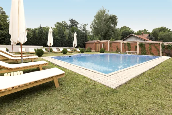 Piscina privada frente a un complejo vacacional — Foto de Stock