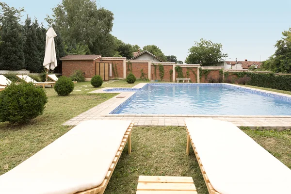 Piscina privata di fronte a una località turistica — Foto Stock