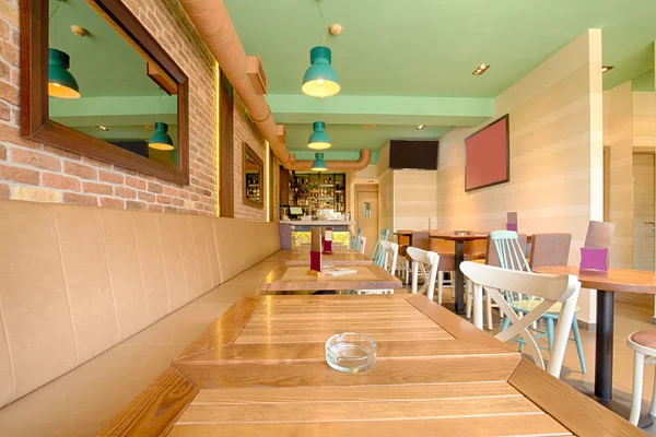 Interior de una elegante cafetería moderna — Foto de Stock