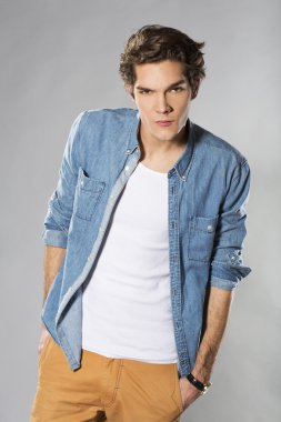 Yakışıklı bir gencin portresi.