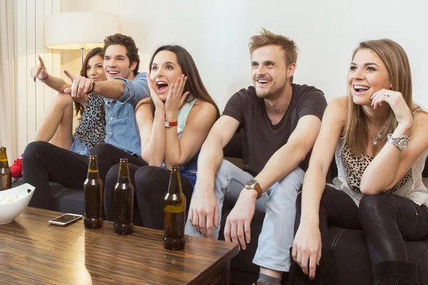 Grupo de amigos viendo TV partido y animando — Foto de Stock