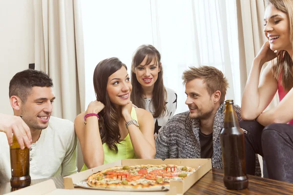 Groep van vriend met bier en pizza thuis — Stockfoto