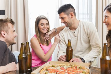 Bira ve pizza evde olan arkadaş grubu
