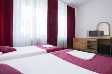 İki yataklı bir otel odası.