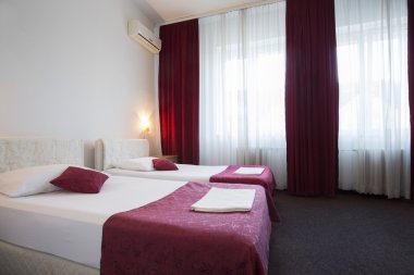 İki yataklı bir otel odası.