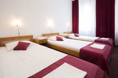 Üç yataklı bir otel oda iç