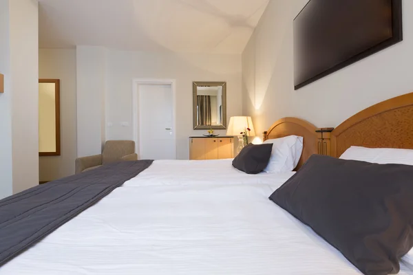 Interior of a twin hotel room — Stock Photo, Image