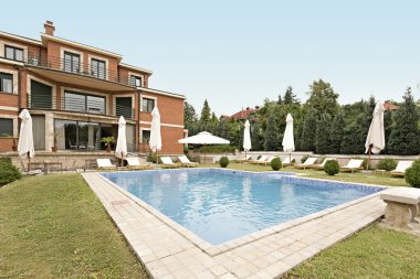 Bir tatil önünde özel havuz