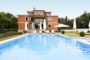 Bir tatil önünde özel havuz