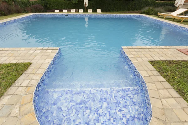 Piscina privata di fronte a una località turistica — Foto Stock