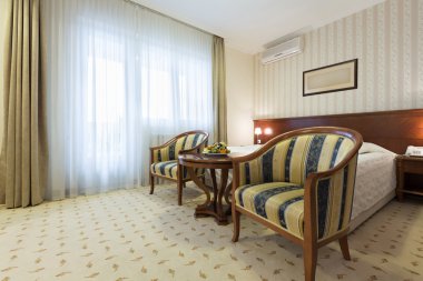 Bir otel dairesinin içinde.