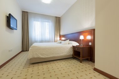 Bir otel odasının içinde.