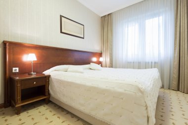 Bir otel odasının içinde.