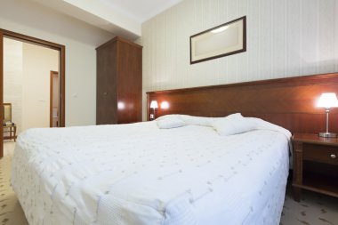 Bir otel odasının içinde.