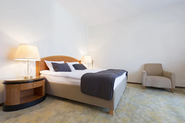 Interieur van een hotelkamer met double bed — Stockfoto