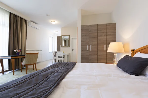 Interieur van een hotelkamer met double bed — Stockfoto