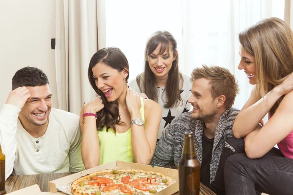 Groep van vriend met bier en pizza thuis — Stockfoto