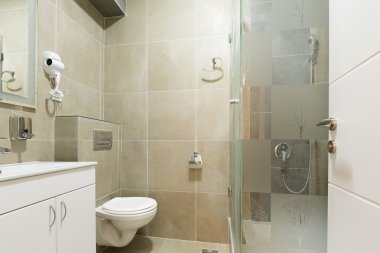 Modern bir tuvaletin içinde.