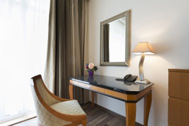 Bir otel odasının içinde.