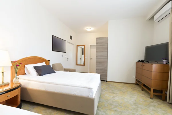 Innenraum eines Hotelzimmers mit Doppelbett — Stockfoto