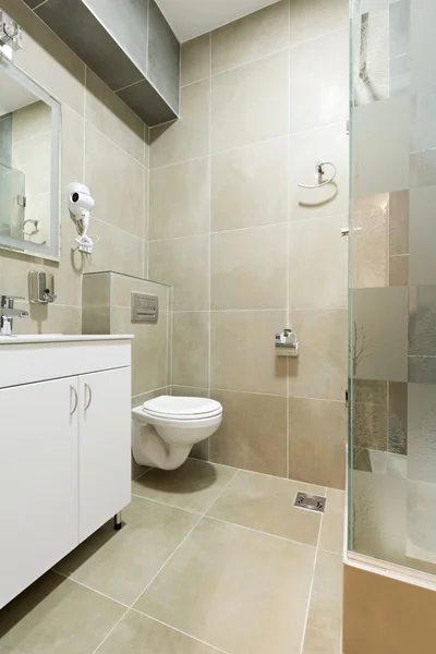 Interior de um banheiro moderno — Fotografia de Stock
