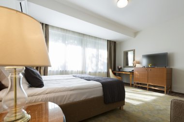 Sabah bir otel odasında iç