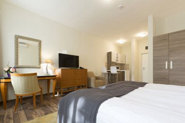 Sabah bir otel odasında iç