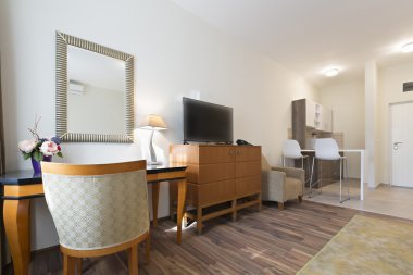 Bir otel dairesinin içinde.