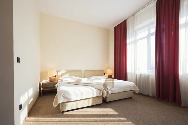 Quarto de hotel interior com duas camas — Fotografia de Stock