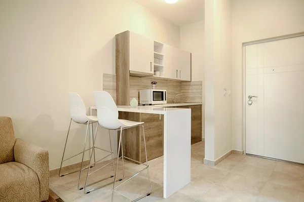 Interieur van een klein appartement keuken — Stockfoto