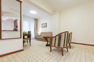 Bir otel dairesinin içinde.