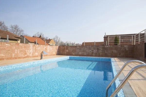 Freibad vor dem Gebäude — Stockfoto