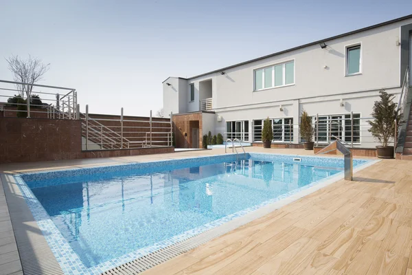 Outdoors swimming pool in front of building — Stock Photo, Image