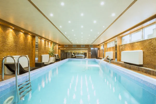 Uvnitř bazénu v luxusním hotelu — Stock fotografie