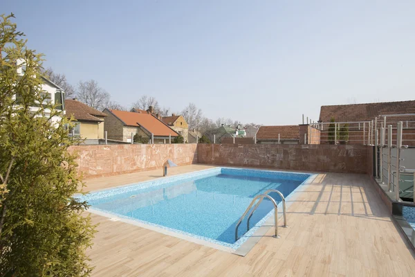 Piscina exterior frente al edificio — Foto de Stock