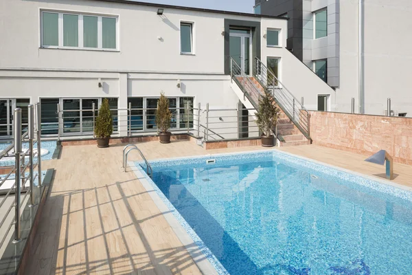 Schwimmbad vor einem modernen Gebäude — Stockfoto