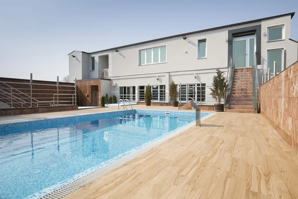 Outdoors swimming pool in front of building — Stock Photo, Image