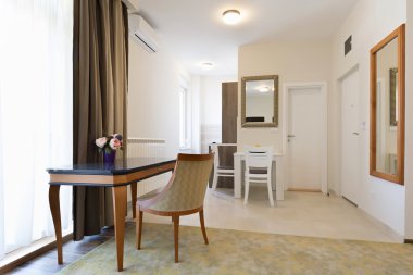 Ahşap mobilyalar ile klasik bir tarza sahip daire iç