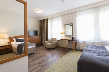 Bir otel dairesinin içinde.