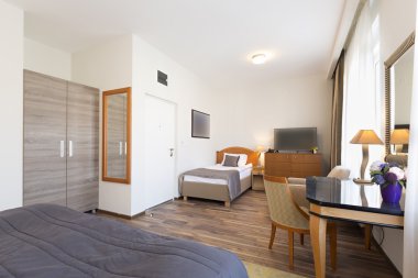 Bir otel dairesinin içinde.