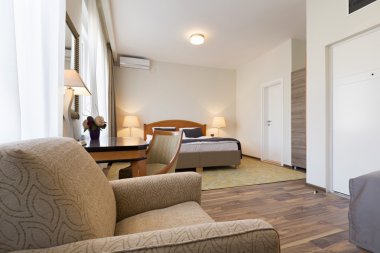 Bir otel dairesinin içinde.