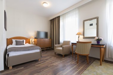 Bir otel odasının içinde.