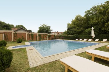 Bir tatil önünde özel havuz