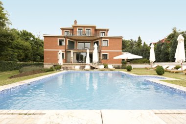 Bir tatil önünde özel havuz