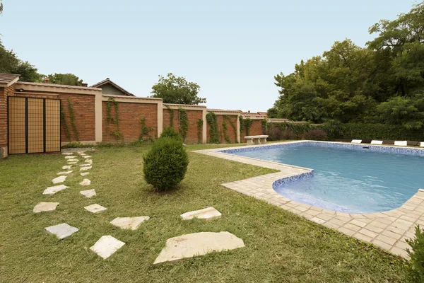 Piscine privée en face d'une station de vacances — Photo