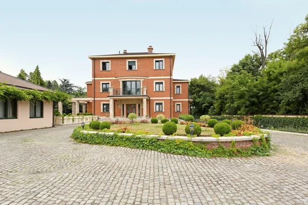 Front entrance facade of a luxury villa — Stock Photo, Image