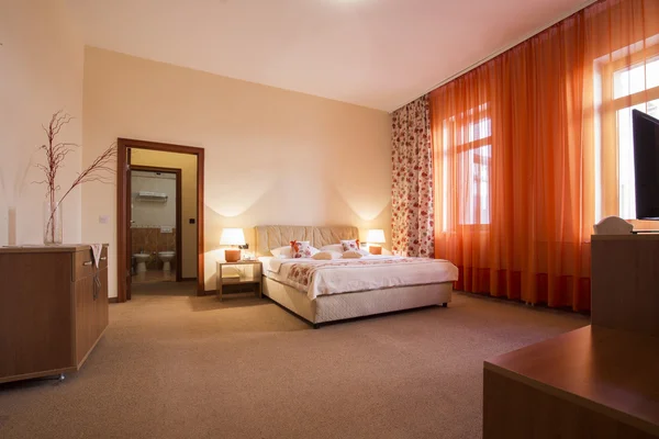 Elegante camera da letto dell'hotel interno — Foto Stock