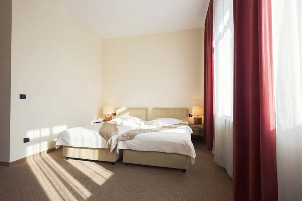 Ξενοδοχείο εσωτερικό δωμάτιο με δύο κρεβάτια — Φωτογραφία Αρχείου