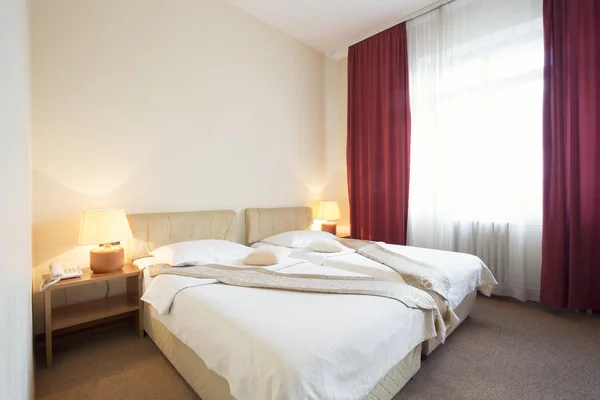 Camera d'albergo interno con due letti — Foto Stock